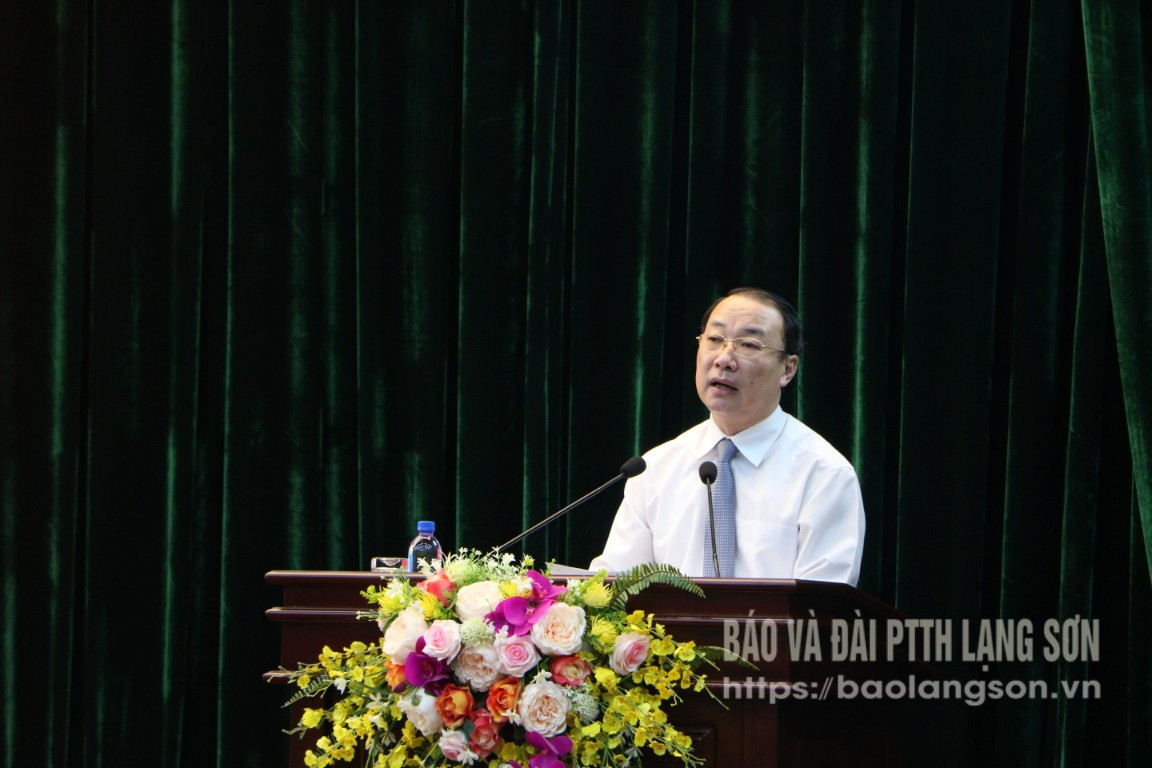 Lãnh đạo Ủy ban Kiểm tra Tỉnh ủy trình bày báo cáo công tác kiểm tra giám sát và thi hành kỳ luật đảng nhiệm kỳ 2020 - 2025