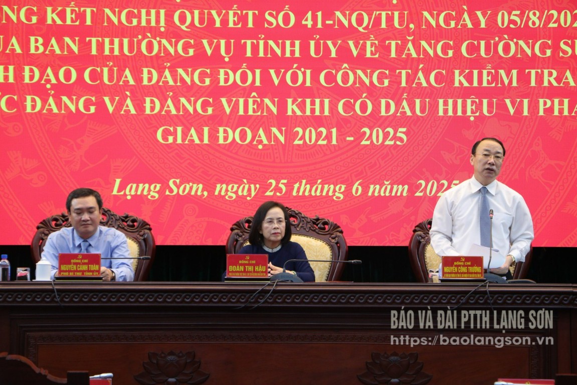 Lãnh đạo Ủy ban Kiểm tra Tỉnh ủy điều hành thảo luận tại hội nghị