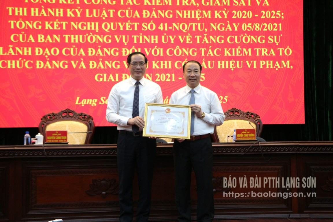 Lãnh đạo UBND tỉnh tặng Bằng khen cho tập thể Ủy ban Kiểm tra Tỉnh ủy vì đã có thành tích xuất sắc trong công tác kiểm tra, giám sát và thi hành kỷ luật của Đảng nhiệm kỳ 2020 - 2025