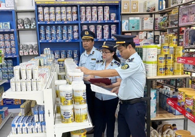 Đấu tranh với hàng giả, hàng lậu, từ ngày 15/5-3/6 vừa qua, Chi cục Quản lý thị trường tỉnh Yên Bái đã xử phạt vi phạm hành chính 19 vụ, với số tiền phạt trên 182 triệu đồng và tiêu hủy số hàng hóa trị giá gần 186 triệu đồng. (Ảnh: Đinh Thùy/TTXVN)