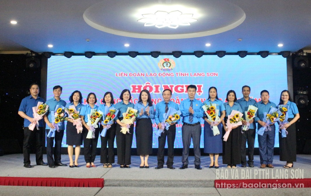 Lãnh đạo LĐLĐ tỉnh tặng hoa các cán bộ cán bộ nghỉ hưu, thôi việc theo Nghị định 178