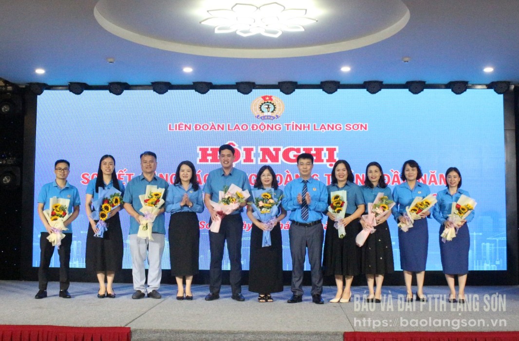 Lãnh đạo LĐLĐ tỉnh tặng hoa các cán bộ công đoàn chuyên trách chuyển công tác về xã, phường