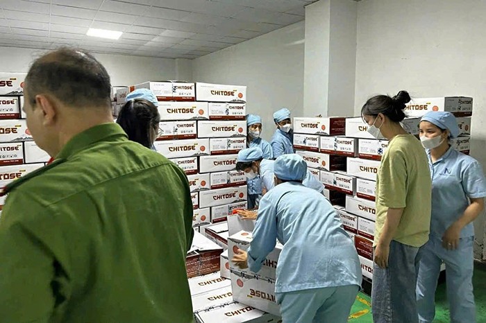 Lực lượng chức năng khám xét kho hàng của Công ty CP Z Holding.