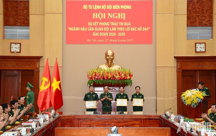 Lãnh đạo Bộ đội Biên phòng trao khen thưởng tặng các tập thể có thành tích tiêu biểu trong PTTĐ.