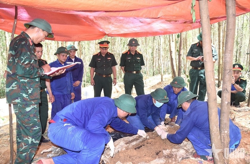 Cán bộ, nhân viên Đội Quy tập hài cốt liệt sĩ Sư đoàn 968 (Quân khu 4) cất bốc hài cốt liệt sĩ tại thôn Bản Chùa, xã Cam Tuyền, tỉnh Quảng Trị. Ảnh: qdnd.vn