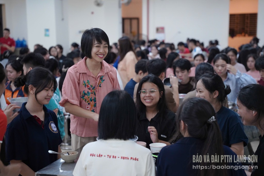 Lãnh đạo nhà trường động viên học sinh trước kỳ thi