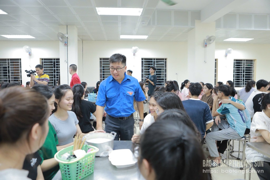 Đại diện Đoàn khối các cơ quan tỉnh động viên học sin trước kỳ thi
