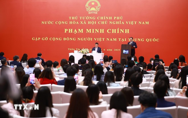 Thủ tướng Phạm Minh Chính phát biểu tại buổi gặp gỡ cộng đồng, lưu học sinh Việt Nam tại khu vực Bắc Kinh, Thiên Tân, Hà Bắc (Trung Quốc). (Ảnh: Dương Giang/TTXVN)