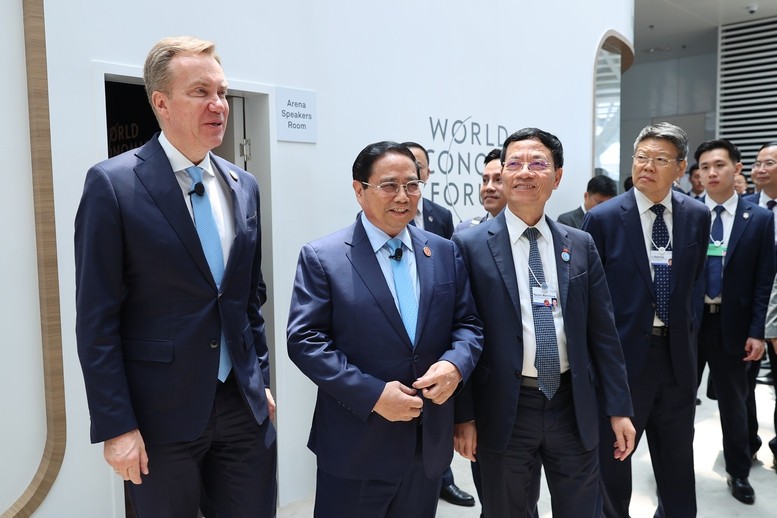 Thủ tướng Phạm Minh Chính và Chủ tịch điều hành WEF Borge Brende dự phiên đối thoại chính sách