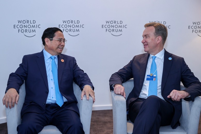Thủ tướng Phạm Minh Chính và Chủ tịch điều hành WEF Borge Brende trao đổi trước khi dự phiên đối thoại chính sách