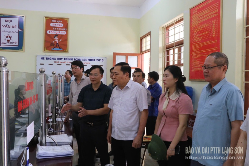 Đoàn công tác của tỉnh do đồng chí Hồ Tiến Thiệu, Phó Bí thư Tỉnh ủy, Chủ tịch UBND tỉnh làm trưởng đoàn kiểm tra trụ sở làm việc, cơ sở vật chất tại xã Chiến Thắng (huyện Chi Lăng)