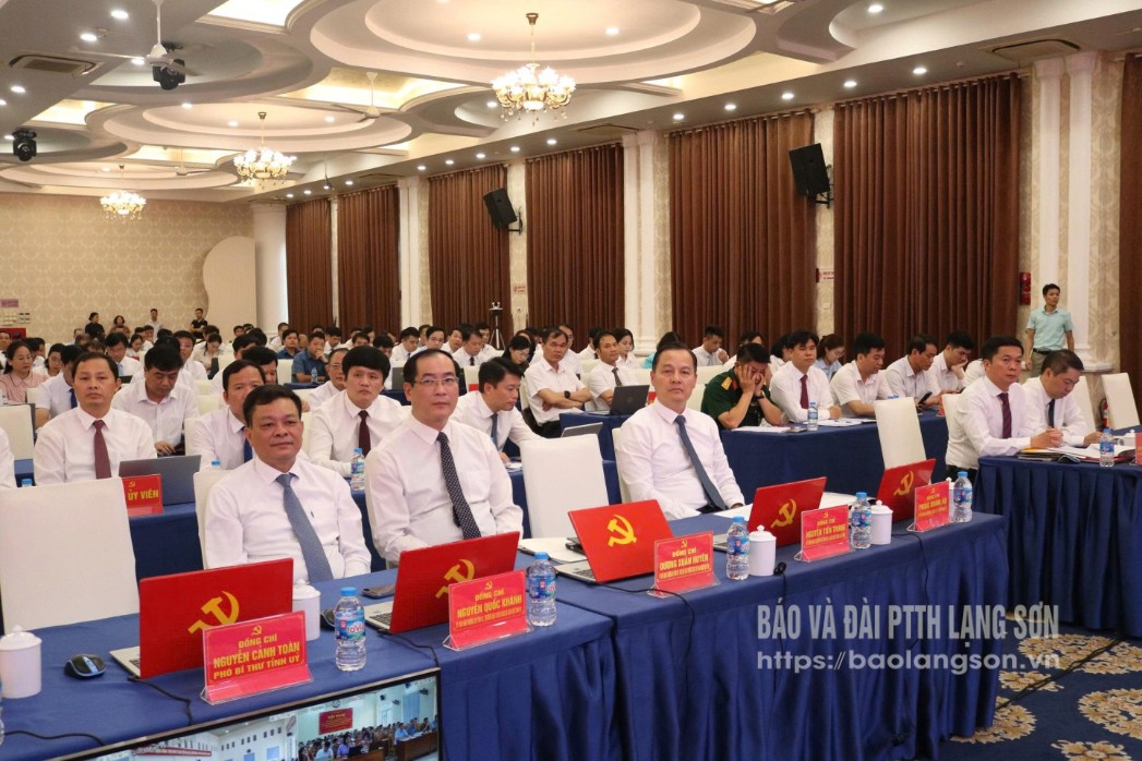 Các đại biểu dự hội nghị quán triệt công bố Nghị quyết của Ủy ban Thường vụ Quốc hội về việc sắp xếp các đơn vị hành chính cấp xã của tỉnh Lạng Sơn năm 2025 và quán triệt một số nội dung hoạt động của hệ thống chính trị cấp xã khi thực hiện mô hình chính quyền địa phương 2 cấp (ngày 17/6/2025)