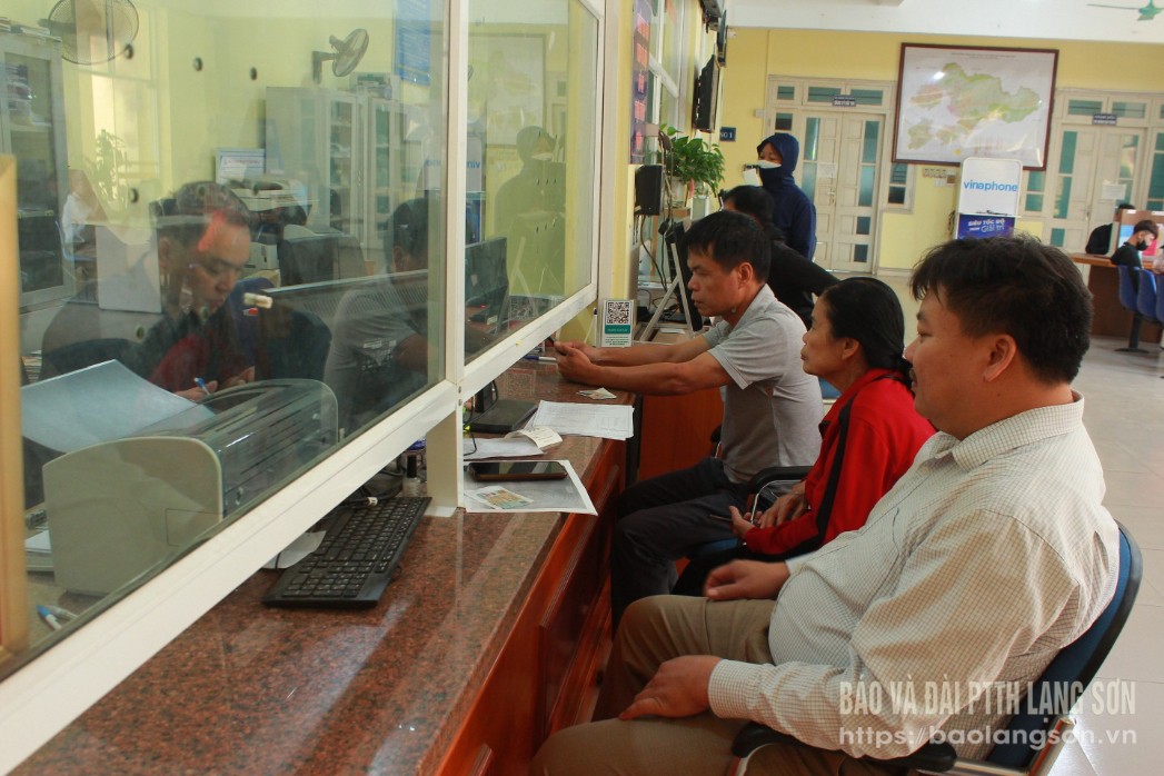 Người dân thực hiện TTHC tại bộ phận