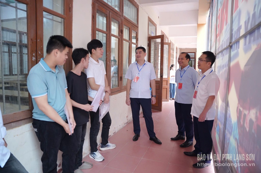 Lãnh đạo Sở Giáo dục và Đào tạo và thành viên đoàn kiểm tra Kỳ thi Tốt nghiệp THPT 2025 động viên thí sinh tại điểm thi Trường THPT Lộc Bình, huyện Lộc Bình trước khi bước vào phòng thi