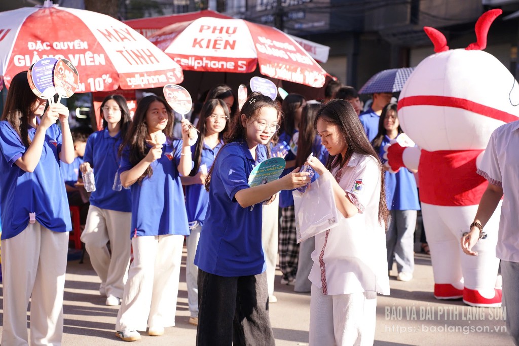 Lực lượng thanh niên tình nguyện Trường THPT Việt Bắc, thành phố Lạng Sơn có mặt từ sớm để hỗ trợ, phân luồng giao thông và hướng dẫn thí sinh gửi xe trước khi vào khu vực thi