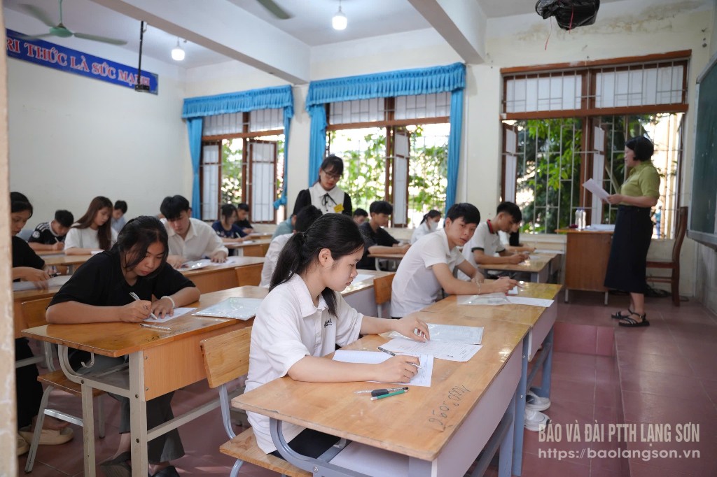 Điểm thi Trường THPT Lộc Bình, huyện Lộc Bình có 572 thí sinh đăng ký dự thi. Mỗi phòng thi bố trí 24 thí sinh, các em được phát giấy thi và điền thông tin trước khi nhận đề