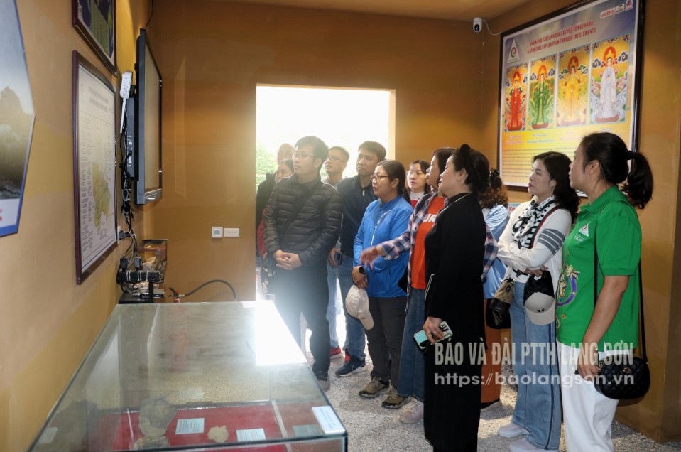 Đoàn công tác của Trường Đại học Mỏ địa chất Hà Nội khảo sát thực tế đánh giá tiềm năng xây dựng tuyến thực hành cho sinh viên chuyên ngành du lịch địa chất tại Trung tâm Thông tin Công viên địa chất Lạng Sơn (huyện Bắc Sơn)