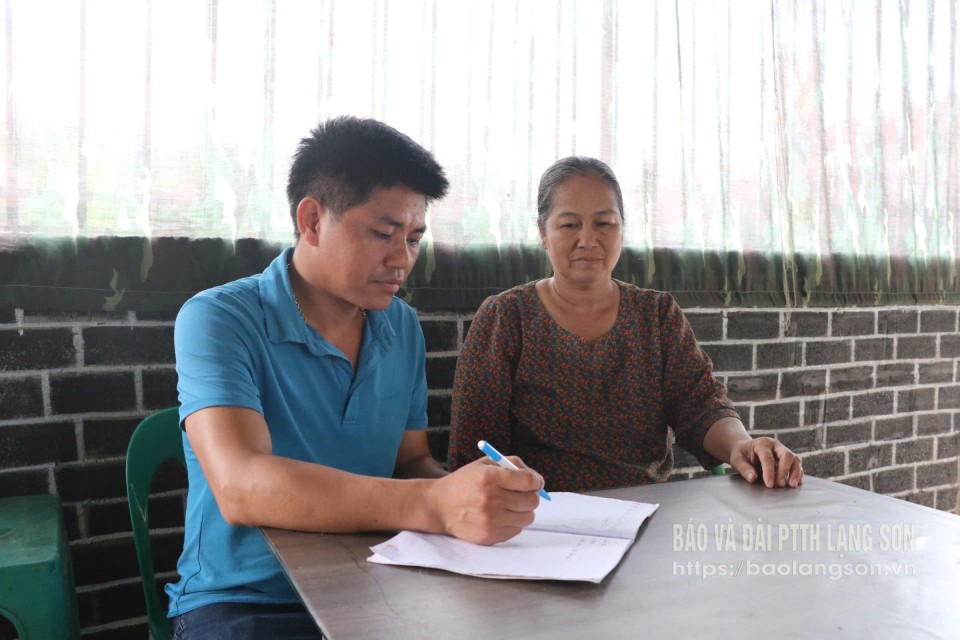 Ông Lý Trọng Khôi tuyên truyền đến người dân trong thôn về các chủ trương, đường lối của Đảng, chính sách pháp luật của Nhà nước