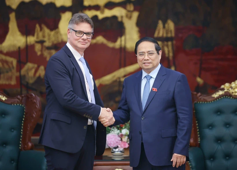 Prime Minister Pham Minh Chinh (R) welcomes Antoine Colin, HP Senior Vice President for Global Supply Chain Digital Transformation & Resilience (Photo: VNA)