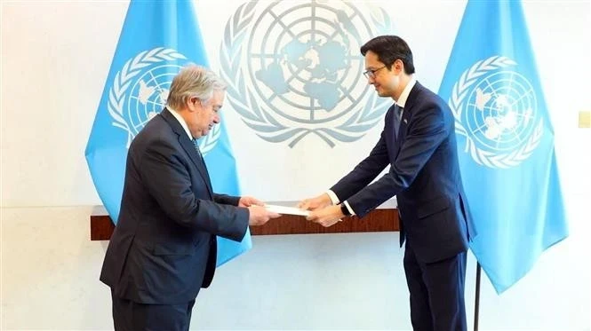 杜雄越大使在联合国总部向联合国秘书长安东尼奥·古特雷斯(António Guterres)递交委任书。图自越通社
