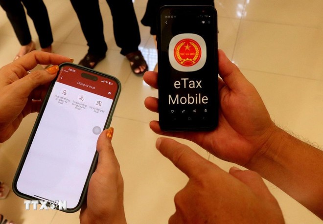 Hướng dẫn cài đặt eTax Mobile cho người dân trên điện thoại di động. (Ảnh: Thu Hiền/TTXVN)