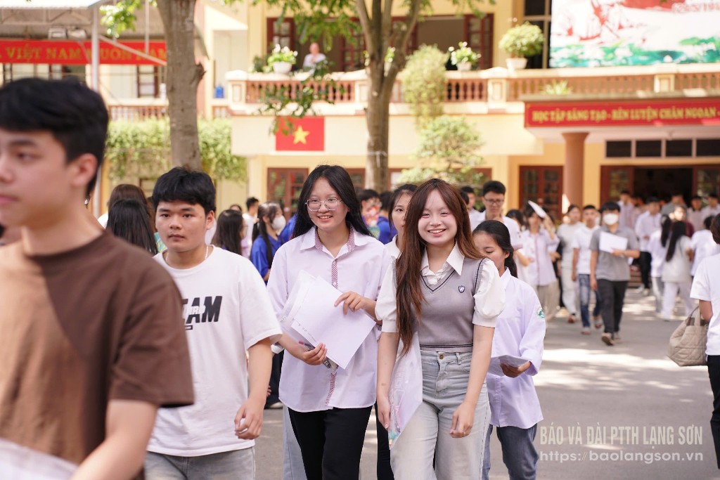 Thí sinh tại điểm thi Trường THPT Việt Bắc, thành phố Lạng Sơn hoàn thành xong môn thi đầu tiên
