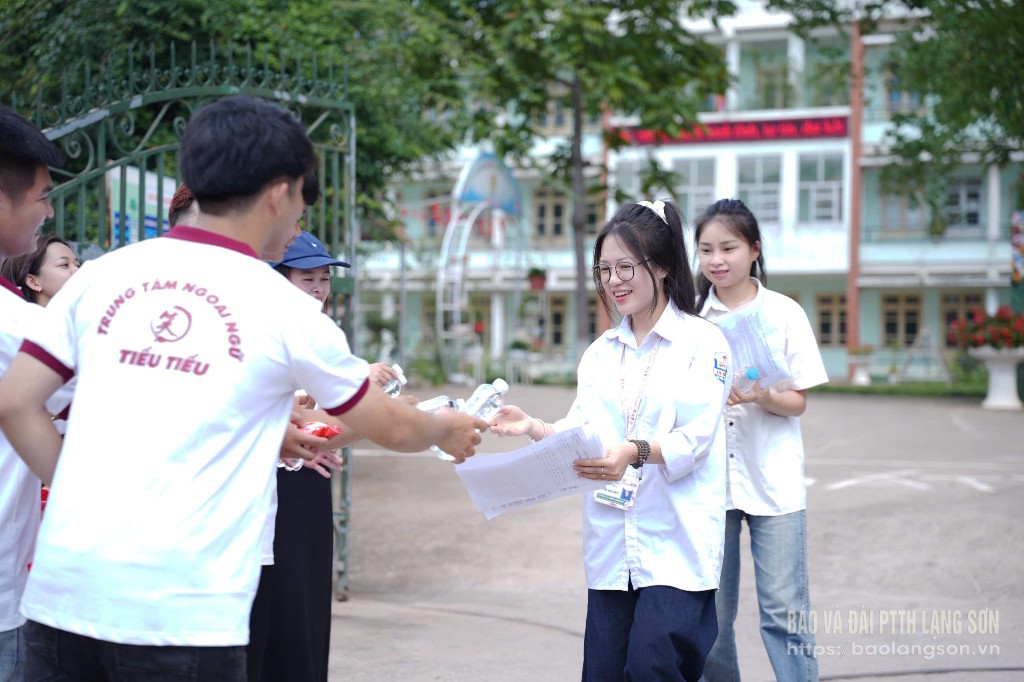 Thí sinh tại điểm thi Trường THPT Tú Đoạn, huyện Lộc Bình vui vẻ rời khỏi phòng thi sau khi hoàn thành xong môn Ngữ văn