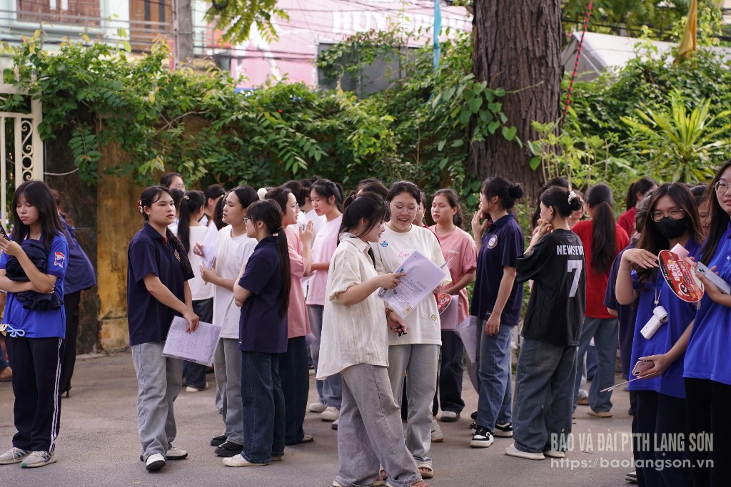 Thí sinh tại điểm thi Trường THPT Việt Bắc, thành phố Lạng Sơn trao đổi sau khi làm xong bài thi