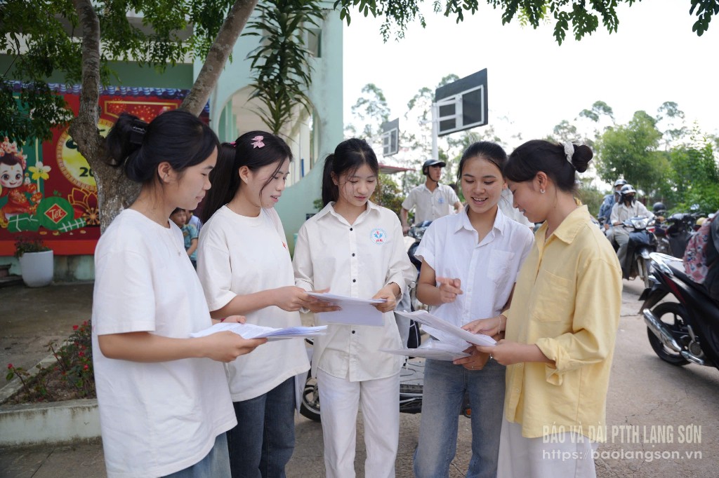 Thí sinh tại điểm thi Trường THPT Tú Đoạn, huyện Lộc Bình trao đổi sau khi làm xong bài thi