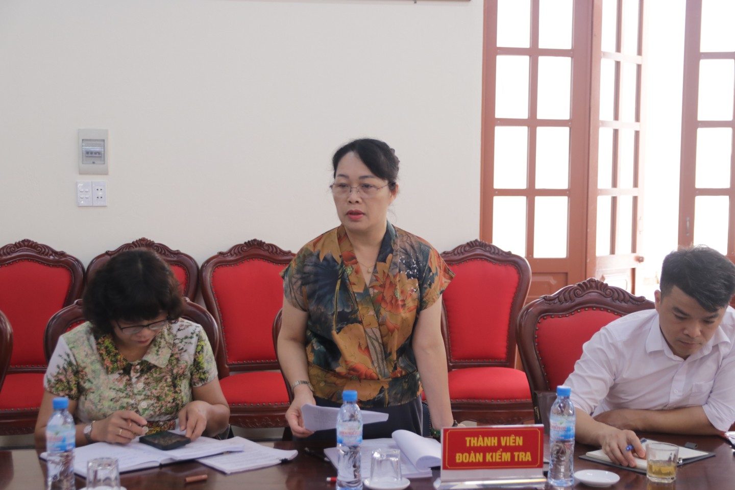 Thành viên đoàn kiểm tra của Tổ công tác số 1 phát biểu tại buổi làm việc ở xã Hoàng Văn Thụ