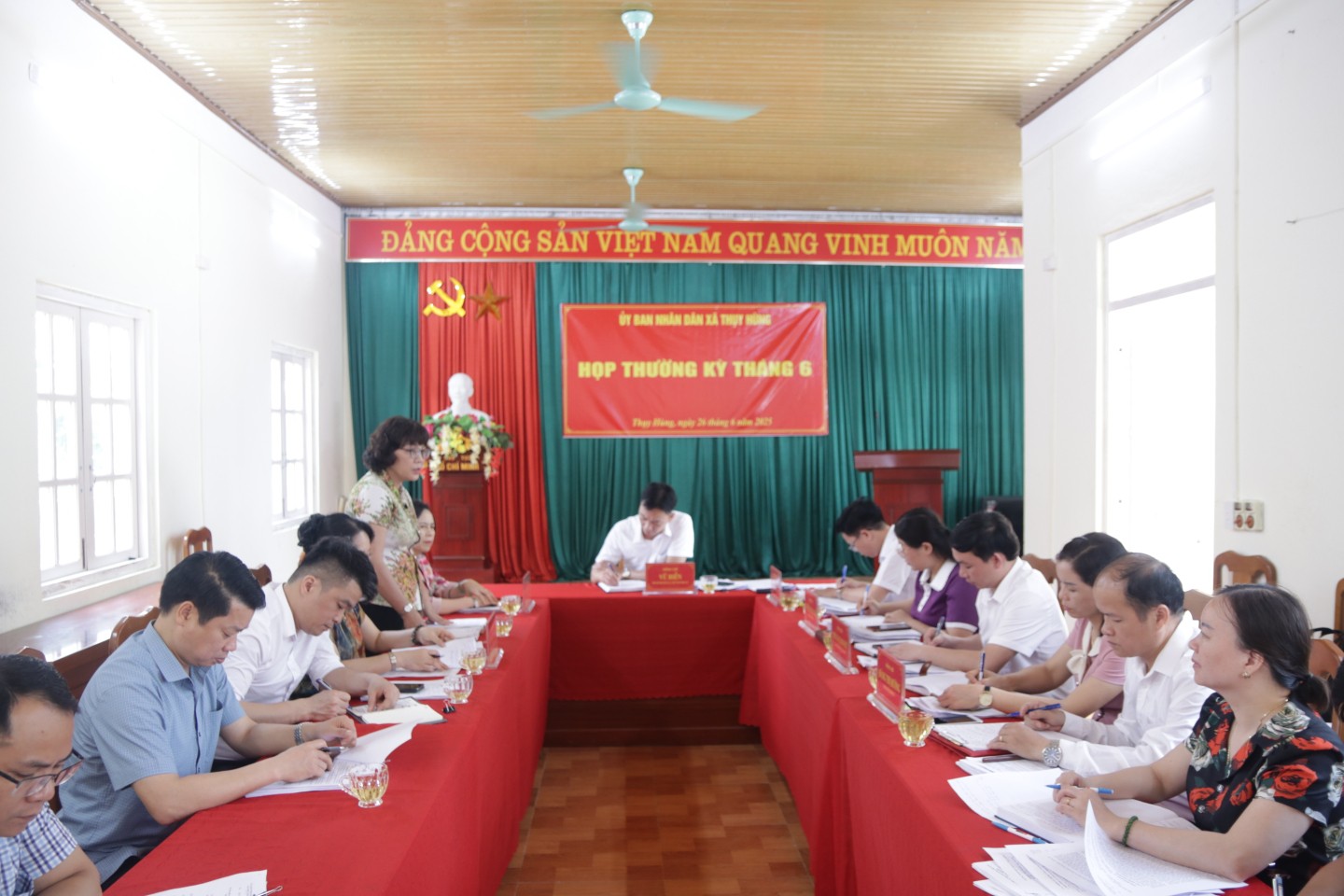 Thành viên Tổ công tác số 1 phát biểu tại buổi làm việc ở xã Thụy Hùng