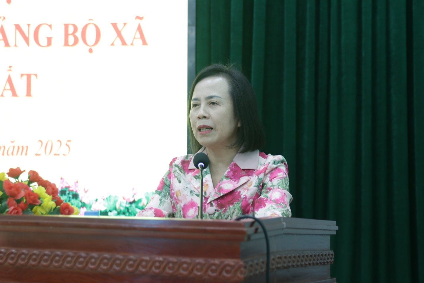 Đồng chí Đoàn Thị Hậu, Phó Bí thư Thường trực Tỉnh ủy, Chủ tịch HĐND tỉnh phát biểu tại buổi làm việc ở xã Na Sầm