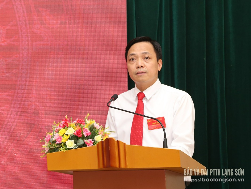Đồng chí Nguyễn Văn Chung, Phó Trưởng Ban Tuyên giáo và Dân vận Tỉnh ủy báo cáo chính trị nhiệm kỳ 2020 – 2025 tại Đại hội