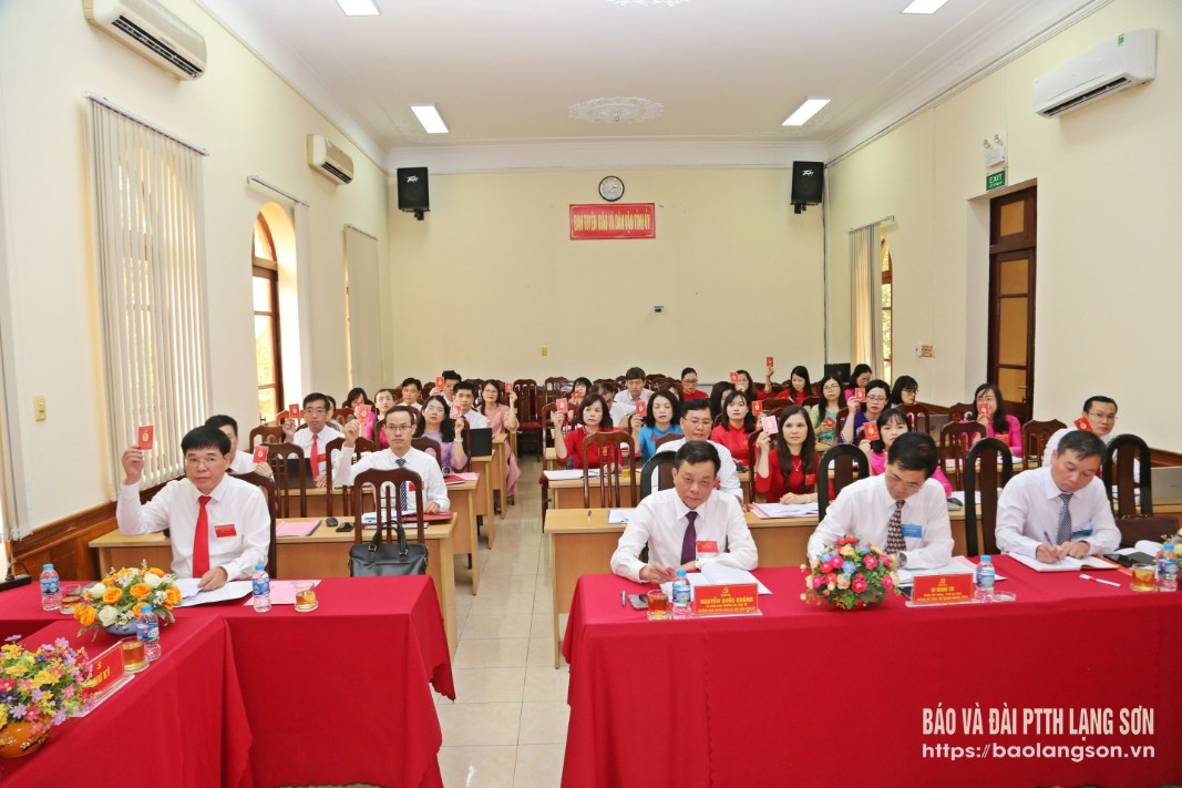 Các đại biểu biểu quyết thông qua Nghị quyết nhiệm kỳ 2025 – 2030