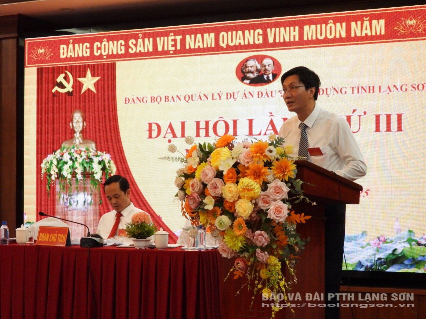 Lãnh đạo Ban quản lý dự án điều hành thảo luận tại đại hội