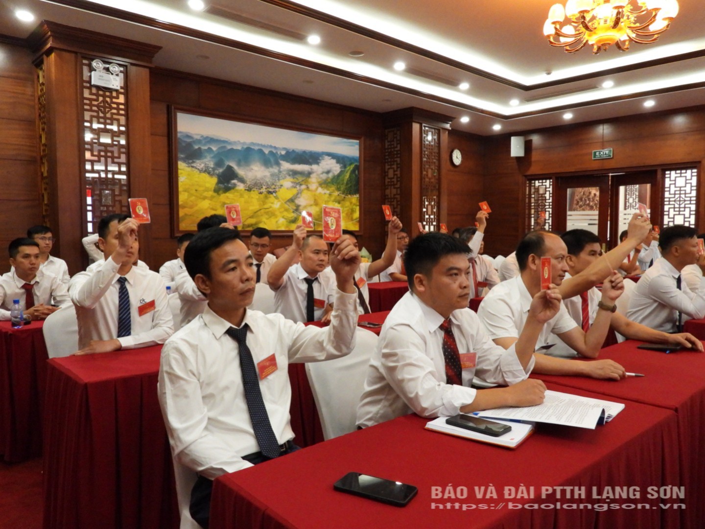 Đại biểu biểu quyết thông qua Nghị quyết Đại hội bằng thẻ đảng