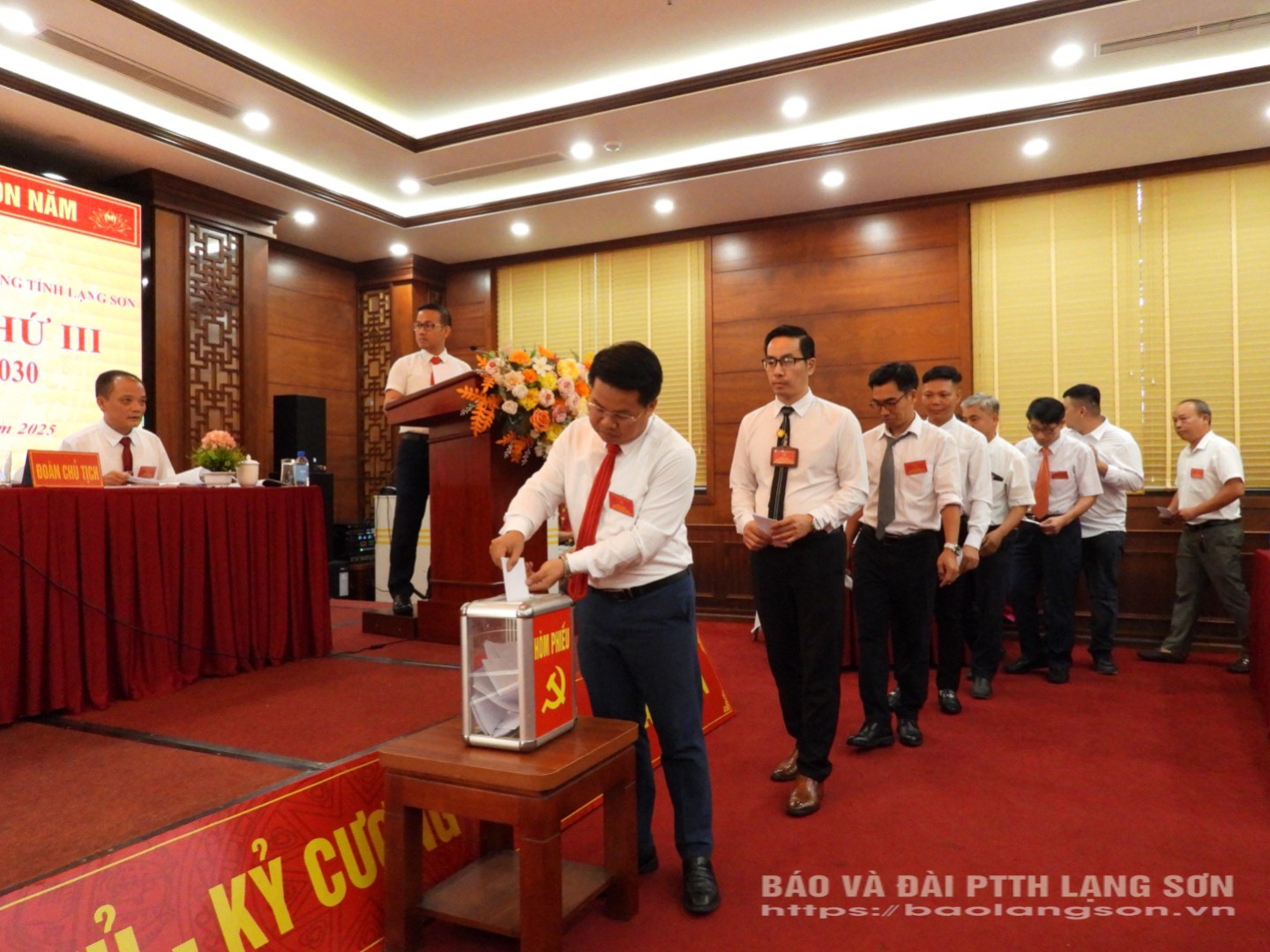 Đại biểu thực hiện bỏ phiếu bầu Ban chấp hành Đảng bộ Ban quản lý dự án đầu tư xây dựng tỉnh nhiệm kỳ 2025-2030