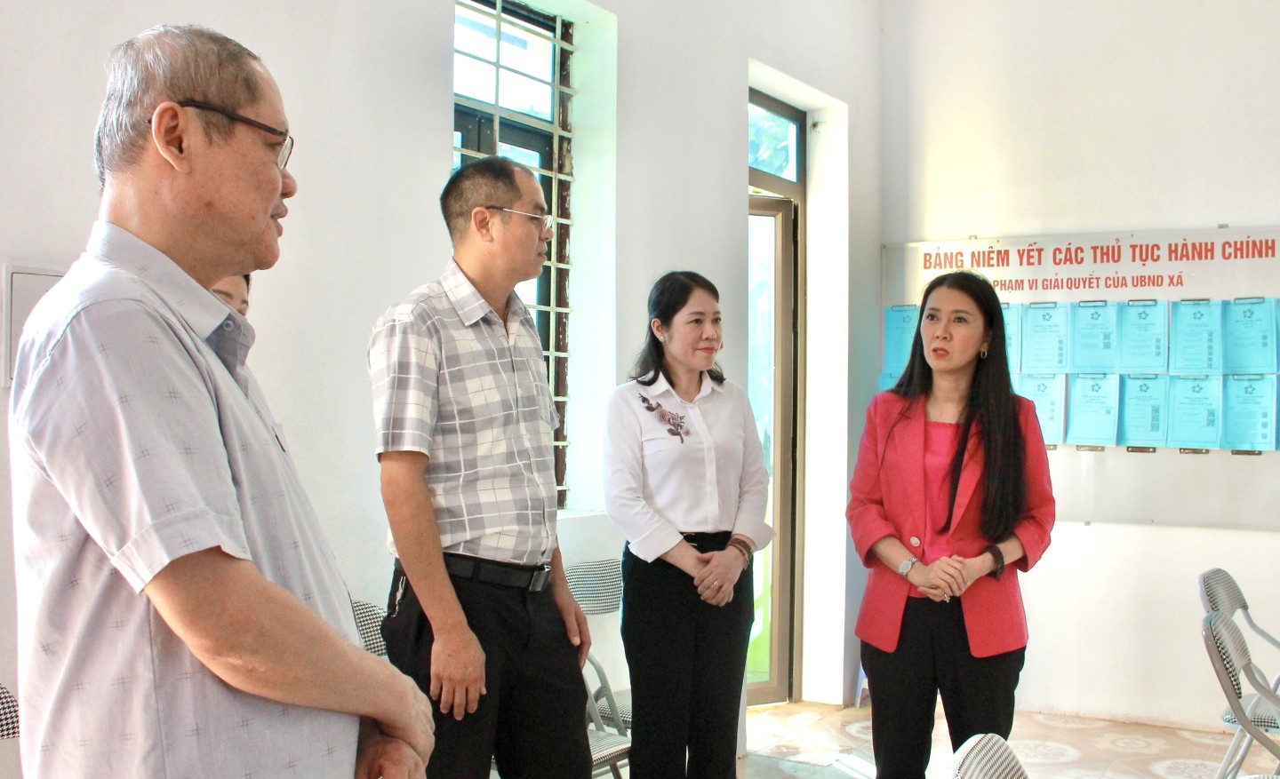 Đồng chí Đoàn Thu Hà, Ủy viên Ban Thường vụ Tỉnh ủy, Trưởng Ban Nội chính Tỉnh ủy, Tổ trưởng Tổ công tác kiểm tra thực tế tại Trung tâm hành chính công xã Thống Nhất
