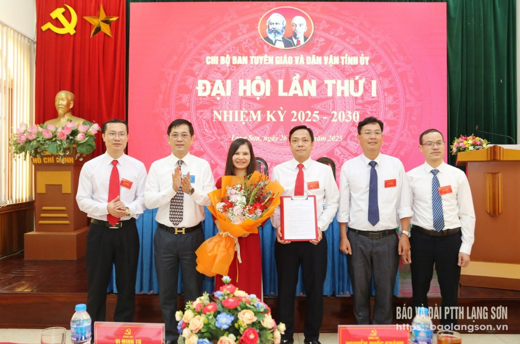 Đồng chí Vi Minh Tú, Tỉnh ủy viên, Phó Bí thư chuyên trách Đảng ủy CCQ Đảng tỉnh trao quyết định và tặng hoa Ban Chấp hành Chi bộ Ban Tuyên giáo và Dân vận Tỉnh ủy nhiệm kỳ 2025 – 2030