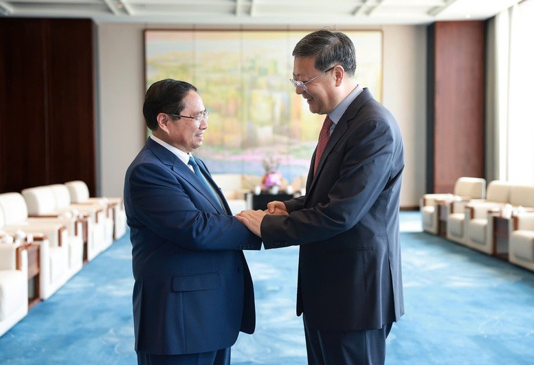 Bí thư Thành ủy Thượng Hải Trần Cát Ninh đón Thủ tướng Phạm Minh Chính thăm Thượng Hải - Ảnh: VGP/Nhật Bắc