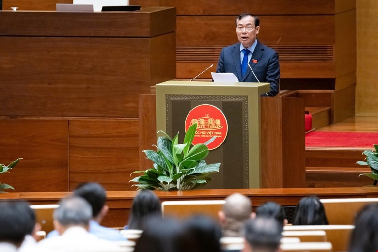Chủ nhiệm Uỷ ban QPAN&ĐN Lê Tấn Tới trình bày báo cáo.