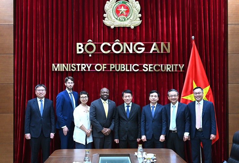 Bộ trưởng Lương Tam Quang và ngài Wilson White cùng các đại biểu.