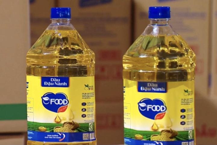 Dầu đậu nành Ofood của Công ty Nhật Minh Food vừa được cơ quan chức năng xác định làm từ dầu ăn dành cho thức ăn chăn nuôi. (Ảnh: VTV).