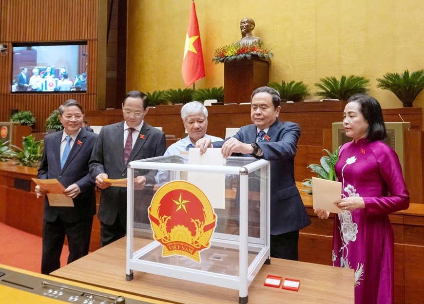 Chủ tịch Quốc hội Trần Thanh Mẫn và các đồng chí lãnh đạo Đảng, Nhà nước bỏ phiếu phê chuẩn danh sách Phó chủ tịch và Ủy viên Hội đồng Bầu cử quốc gia. Ảnh: TRỌNG HẢI