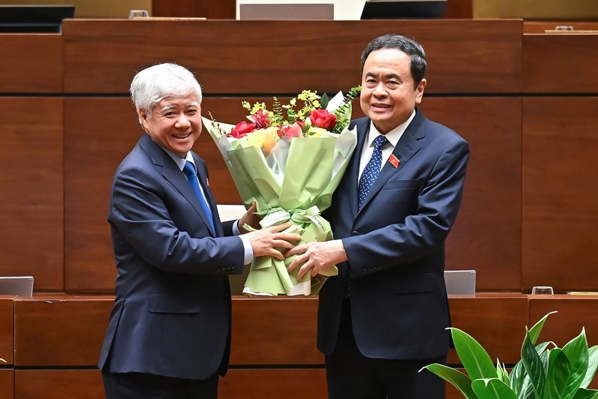 Đồng chí Đỗ Văn Chiến, Ủy viên Bộ Chính trị, Bí thư Trung ương Đảng, Chủ tịch Ủy ban Trung ương Mặt trận Tổ quốc Việt Nam tặng hoa chúc mừng Chủ tịch Quốc hội Trần Thanh Mẫn trên cương vị Chủ tịch Hội đồng bầu cử quốc gia.