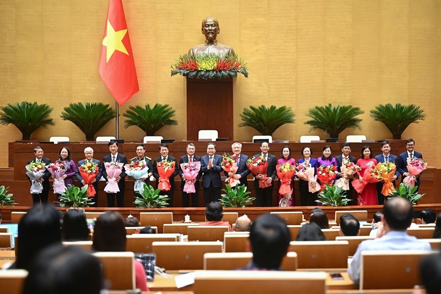 Chủ tịch Quốc hội, Chủ tịch Hội đồng Bầu cử quốc gia Trần Thanh Mẫn tặng hoa chúc mừng các Phó chủ tịch Hội đồng Bầu cử quốc gia và Ủy viên Hội đồng bầu cử quốc gia.