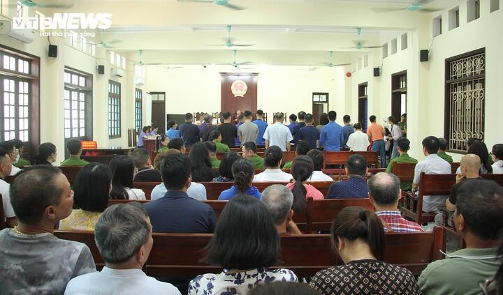 Quang cảnh phiên tòa hình sự sơ thẩm xét xử loạt cán bộ hải quan nhận hối lộ, tiếp tay cho buôn lậu.