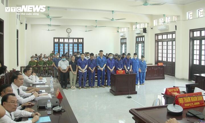 Nhiều luật sư vắng mặt nên HĐXX quyết định tạm hoãn phiên tòa.