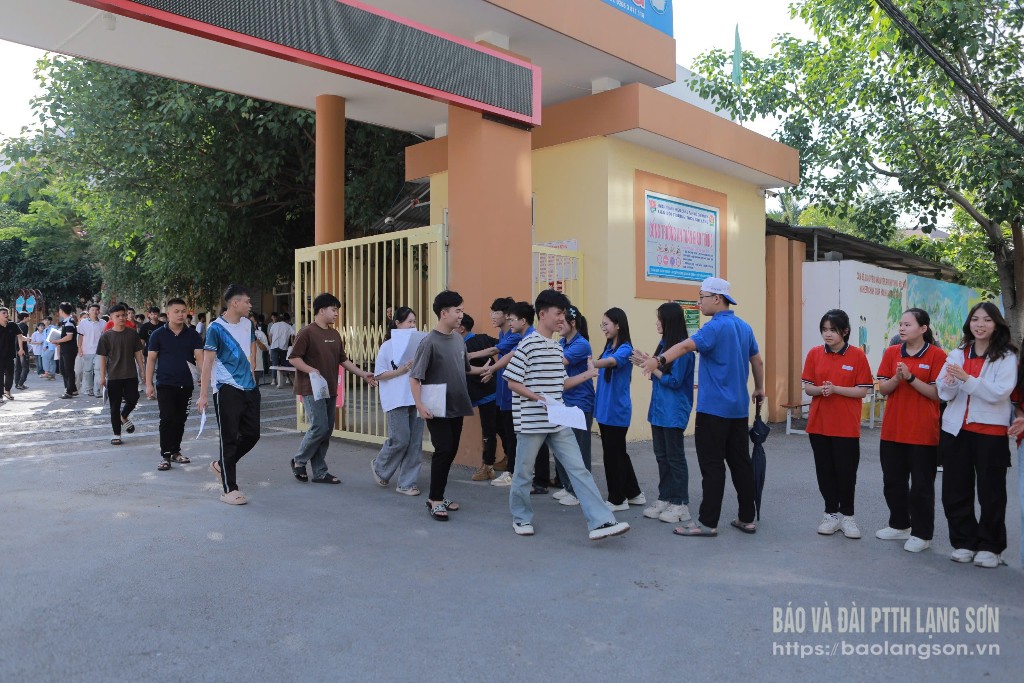 Các thí sinh tự do rời khỏi phòng thi tại điểm thi Trường THCS Chi Lăng, thành phố Lạng Sơn