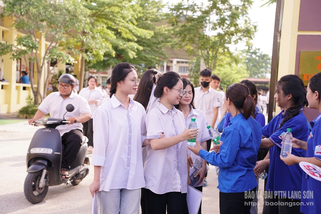 Các thí sinh tại điểm thi Trường THPT Cao Lộc, huyện Cao Lộc hoàn thành môn toán Kỳ thi Tốt nghiệp THPT năm 2025